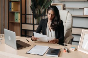 Pearl Planning Blog Post: Understanding your Restricted Stock Units (RSUs) - Woman working at her desk